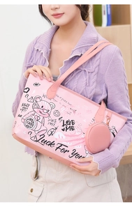 Détails du sac fourre-tout rose avec graffitis, motif d'ours et petit porte-monnaie