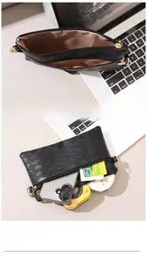 Dettaglio della capacità interna e della trama intrecciata della borsa a busta nera