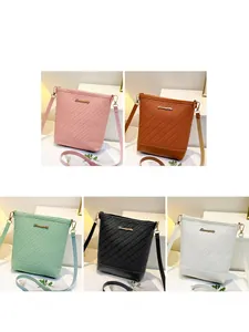 Détails de petits sacs seaux à texture tissée en rose marron vert noir et blanc