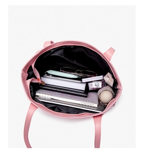 Détail intérieur du grand sac fourre-tout rose montrant l'espace pour ordinateur et objets