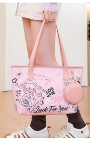 Détail du sac cabas rose avec graffiti d'ours et son petit porte-monnaie rond assorti
