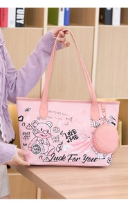 Détail du cabas rose avec imprimés ours graffiti et petit porte-monnaie assorti