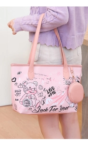 Détail du sac fourre-tout rose graffiti avec imprimé ours et porte-monnaie assorti