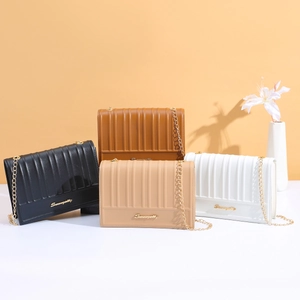 Schultertasche Aus PU Leder Mit Vertikalen Falten Goldene Metallkette Umhängetasche Kleine Quadratische Klappe Handtasche Elegant