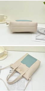 Détail du sac à main crème avec poche bleu clair et fermeture magnétique en métal