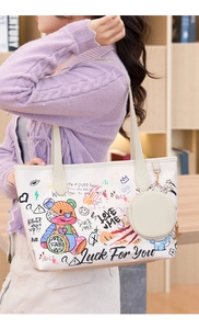 Détail du grand sac cabas blanc avec graffitis d'ours et son petit porte-monnaie