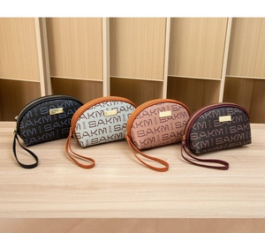 Lot de quatre mini pochettes demi-lune imprimées en noir, bleu, rose et bordeaux