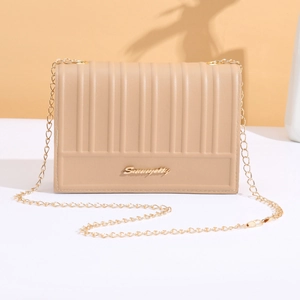 Elegante beige Umhängetasche aus PU-Leder mit vertikaler Textur und goldener Kette
