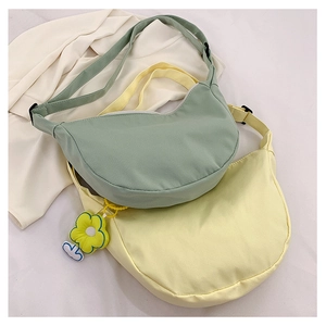 Détail de sacs bandoulière demi-lune en nylon en vert avocat et tons jaune vif élégants