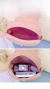 Détail intérieur du mini sac bandoulière rose texturé pour les essentiels du quotidien