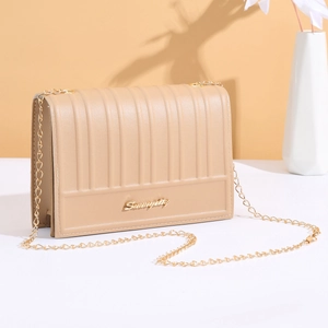 Schicke beige Umhängetasche mit vertikalen Steppstreifen und goldener Kette