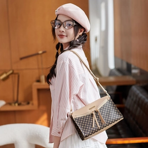 Chic women's shoulder bag with geometric print and khaki leather strap for casual fashion
