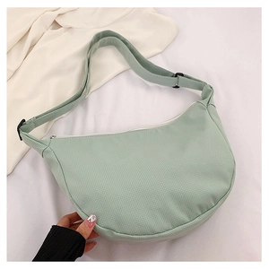 Détail du sac bandoulière croissant en velours côtelé vert menthe avec sangle réglable