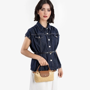 Minimalistische Strohhandtasche für Damen mit braunem Lederbesatz und Metallschnalle