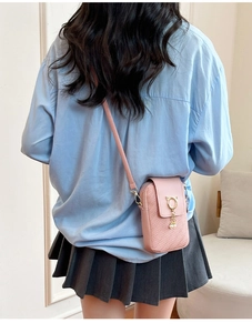 Mini sac rose pour téléphone avec breloque chat dorée et élégants pompons en perles