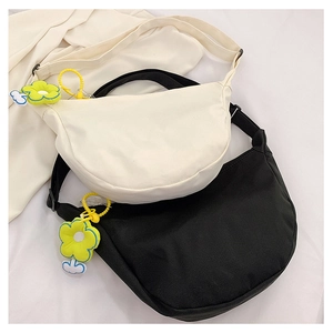 Détail de sacs bandoulière en toile avec bandoulière réglable et pendentif fleur