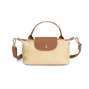Mini Stroh-Handtasche mit braunem Lederbesatz und goldenem Verschluss für den Sommer