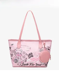 Vue détaillée du sac cabas rose avec graffiti ours et son petit porte-monnaie assorti