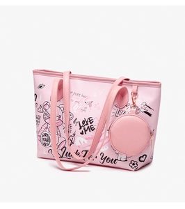 Détail du sac cabas en cuir rose à motif graffiti avec sa petite pochette ronde assortie