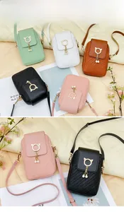 Détail de mini sacs de téléphone avec texture tissée, anneaux oreilles de chat et perles