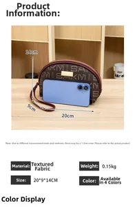 Détail du mini sac à main imprimé avec comparaison de taille par un téléphone portable