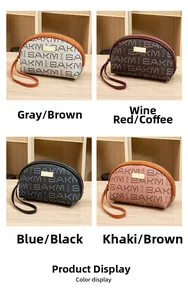 Quatre mini pochettes à motifs de couleurs variées avec logos métalliques et lanières