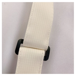 Gros plan sur la bandoulière en nylon blanc avec une boucle de réglage noire