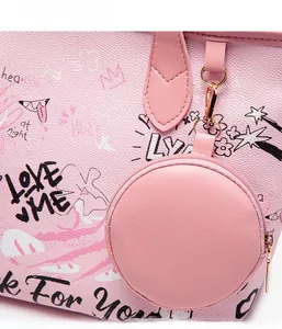 Détail du sac cabas en cuir rose grainé avec graffitis et son petit porte-monnaie