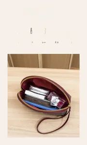 Vue macro d'une pochette imprimée montrant l'intérieur rouge spacieux pour mobile et cosmétiques