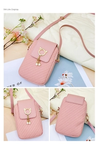 Détail du sac à téléphone rose avec texture tissée, boucle oreilles de chat et perles