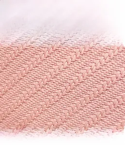 Gros plan détaillé du tissu gaufré rose montrant une texture tissée et une matière souple