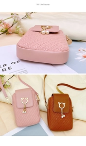 Détail de mini sacs bandoulière avec anneaux oreilles de chat et glands à deux perles