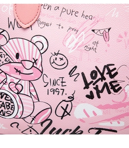 Gros plan du cuir grainé avec graffitis d'ours colorés et coutures de précision