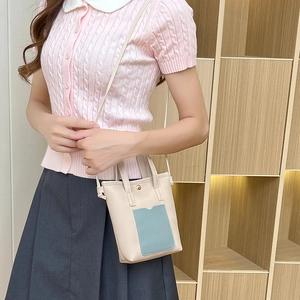 Petit sac à bandoulière minimaliste en cuir blanc crème avec détail porte-carte bleu