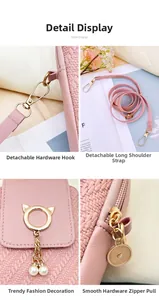 Vues détaillées d'un sac rose texturé avec breloque oreilles de chat et perles dorées