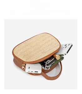 Detail der geräumigen Stroh-Handtasche für Handy, Powerbank und Kosmetik im Inneren