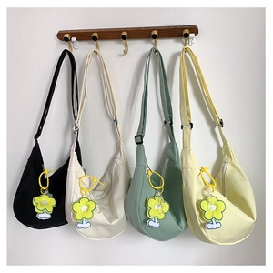 Détails de quatre sacs demi-lune en toile colorée avec pendentifs floraux