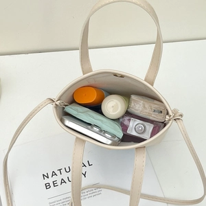 Sac à bandoulière blanc crème minimaliste montrant l'intérieur spacieux avec essentiels