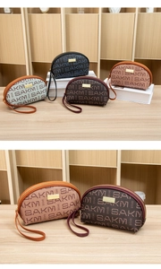 Détail de mini sacs en cuir PU imprimé avec dragonne et fermeture éclair métallique