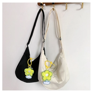 Détails des sacs à bandoulière demi-lune minimalistes en noir et crème avec breloques fleurs