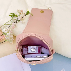 Mini sac bandoulière rose en similicuir avec zips dorés et rangement intérieur spacieux