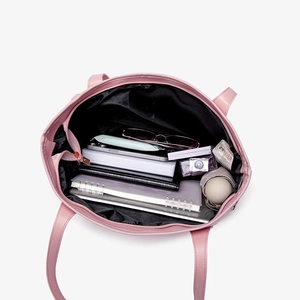 Sac fourre-tout graffiti rose montrant un grand intérieur avec ordinateur et accessoires