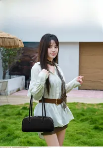 Mannequin portant un sac baguette noir minimaliste en cuir avec de fines anses doubles