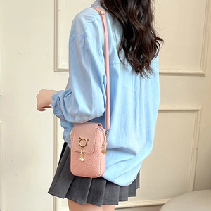 Sac bandoulière rose pour téléphone avec motif chat, perles et détails dorés brillants