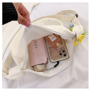 Vue intérieure du sac bandoulière en velours blanc avec parapluie et téléphone