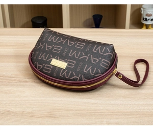 Vue détaillée de la trousse de maquillage marron imprimée avec fermeture éclair dorée