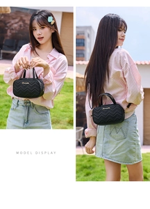 Modello outdoor di borsa a tracolla trapuntata nera con texture a V e logo dorato
