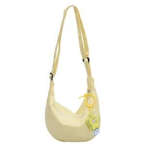 Sac bandoulière demi-lune jaune clair minimaliste avec charm fleur jaune peluche