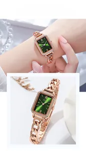 Dettaglio dell'orologio quadrato Gedi con quadrante verde e cinturino in oro rosa
