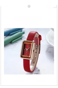 Detail einer eleganten rechteckigen Roségold-Uhr mit rotem Zifferblatt und Lederarmband